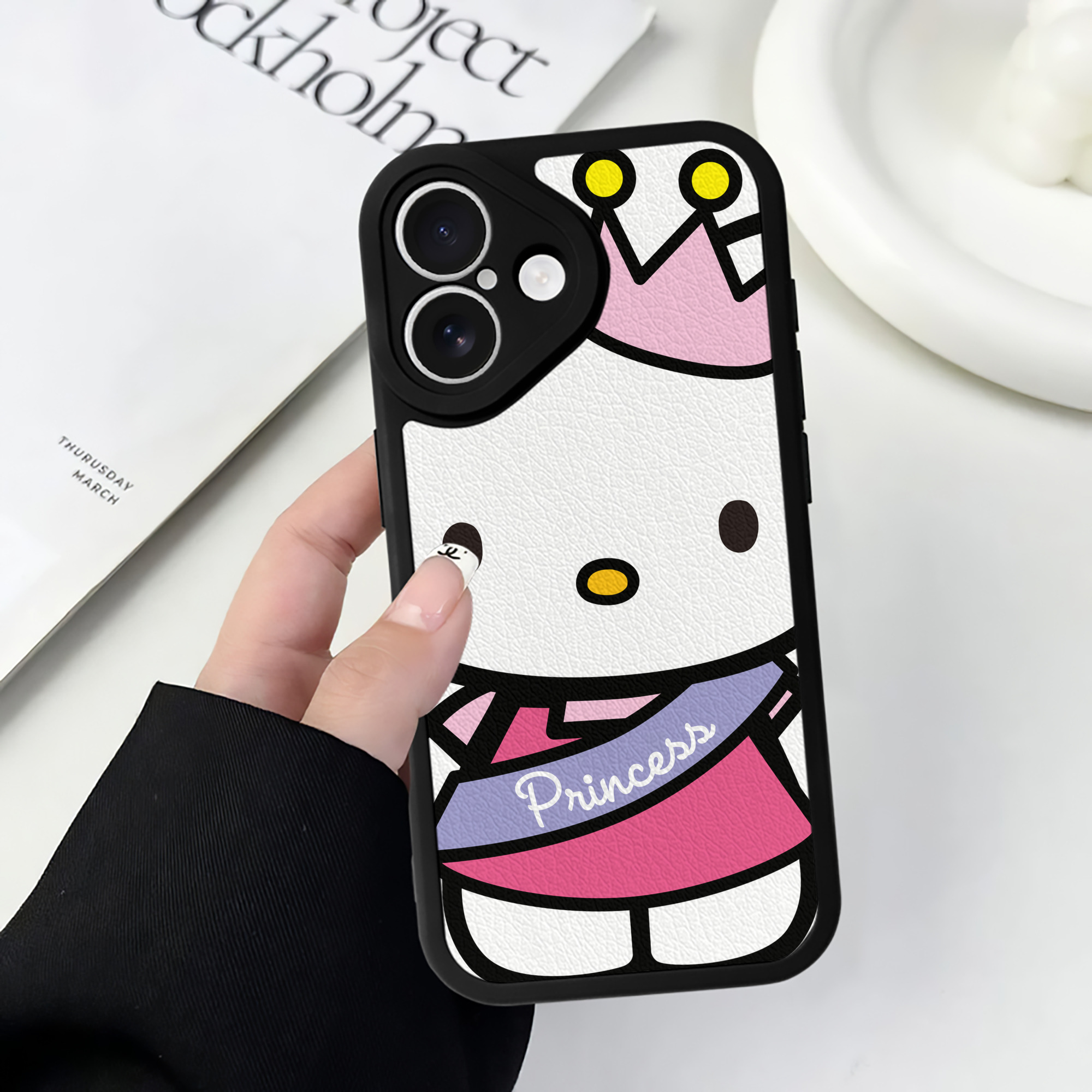 （画像用） Hello Kitty ハローキティ 【iPhone 16シリーズ対応】シリコンスマホケース（レザー調） 材質：シリコン